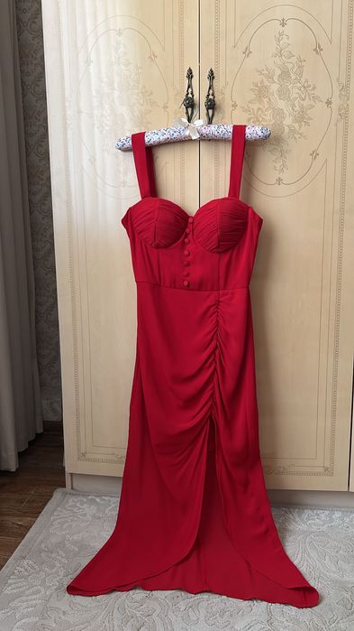 Платье красное с разрезом