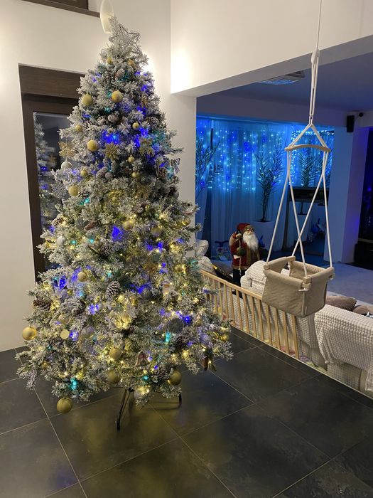 Brad artificial DeLux cu zapada/conuri 240 cm