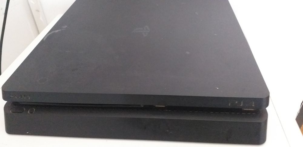 Vând PS4  de 500gb  slim
