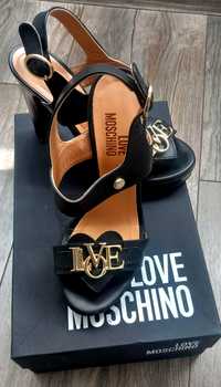 Невероятни обувки Love Moschino