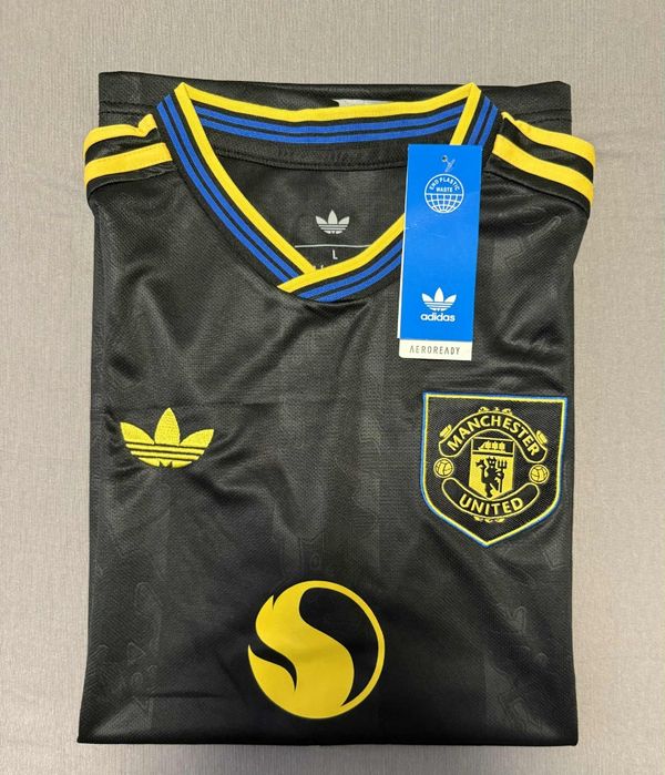 Футболни екипи на Manchester United. Трите от сезон 2025/2026.