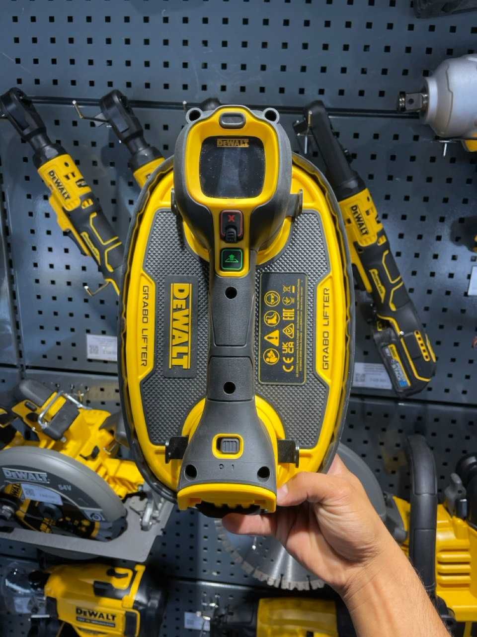Вакуумный подъемник DeWALT DCE590