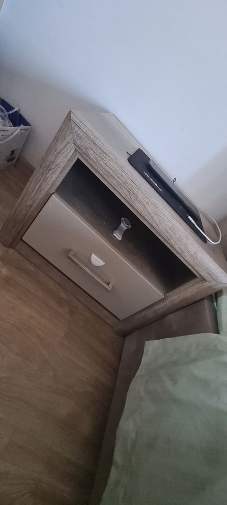 Noptiere bej în bună stare de pe mobilier1