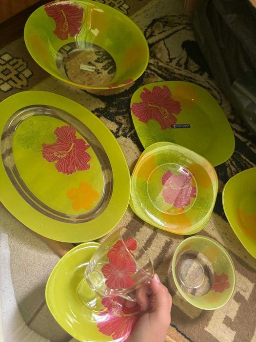 Набор посуды  тарелки, кружки