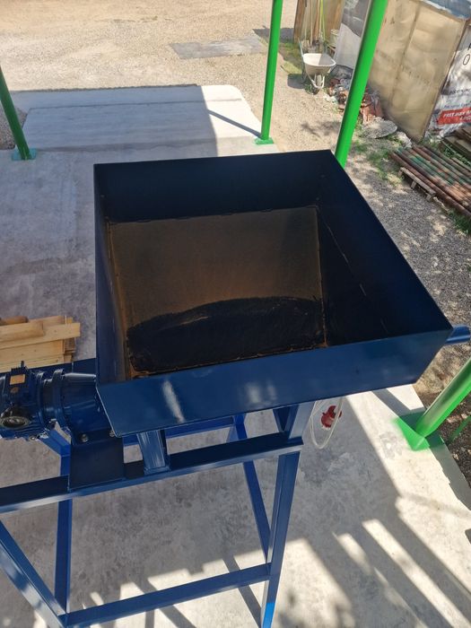 Snec dozator griu presa peleti .