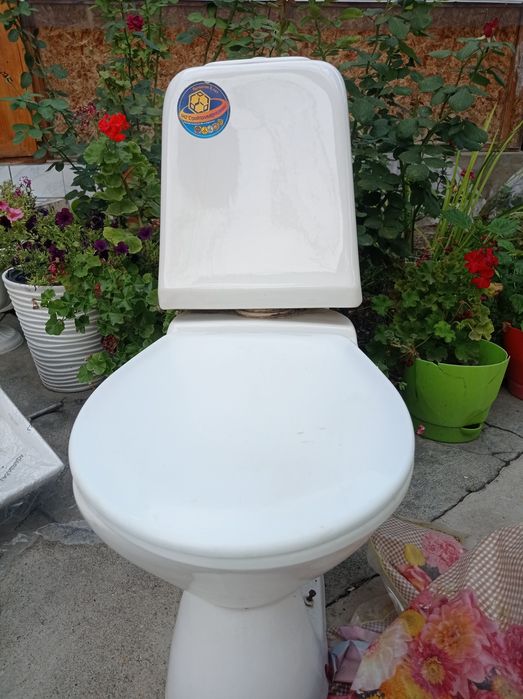 Продам унитаз б/у внутри клапана новы за 15 тыс.тенгн