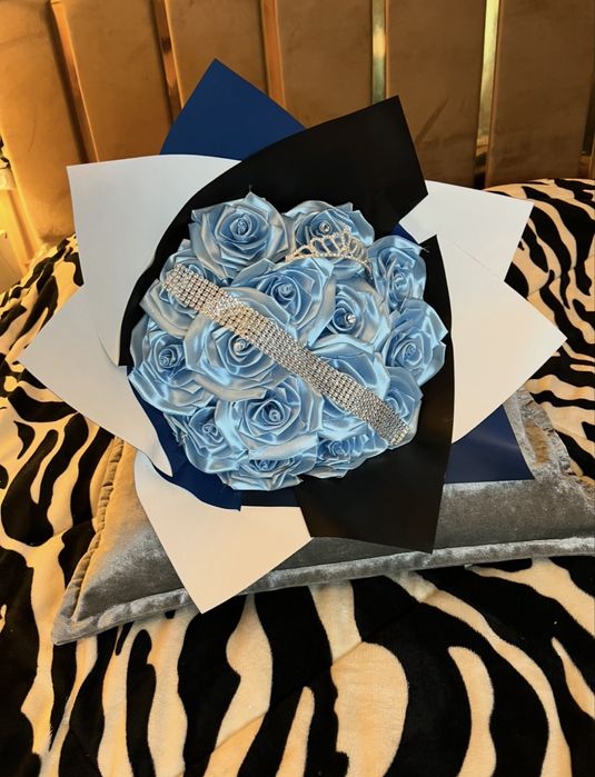 Buchet 15 trandafiri de satin cu coronița si banda de diamante