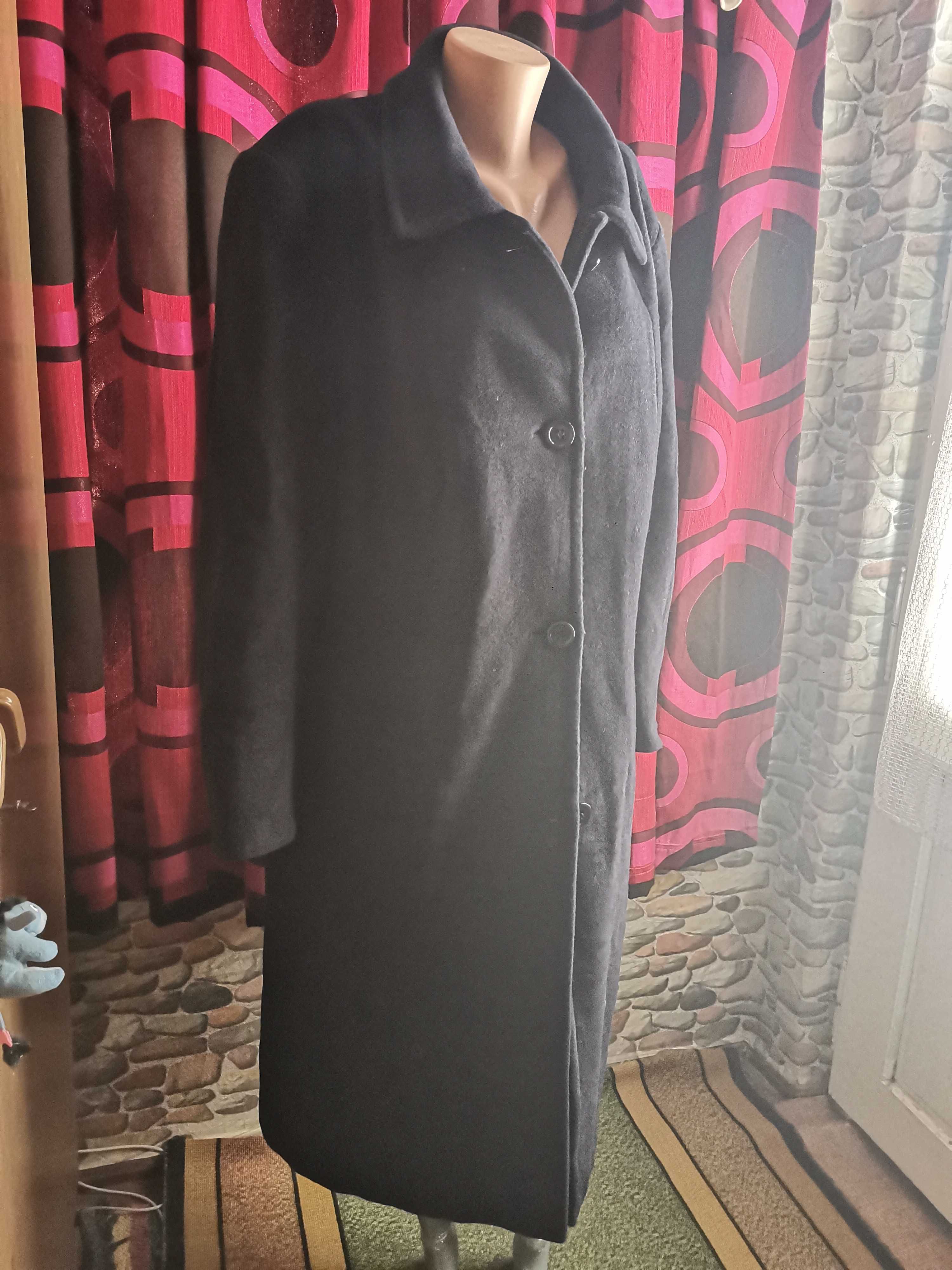 Голямо дамско дълго черно палто