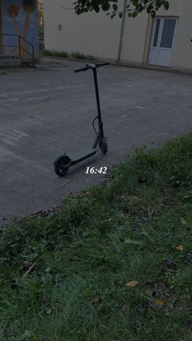 Vând trotineta electrica xiaomi pro