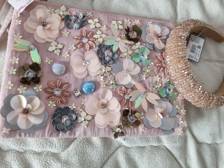 Блестящи аксесоари: чантичка и диадема