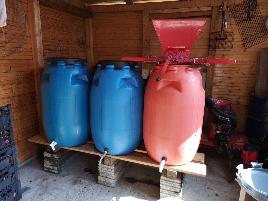 Vand butoaie plastic 200 litri cu capac si robinet