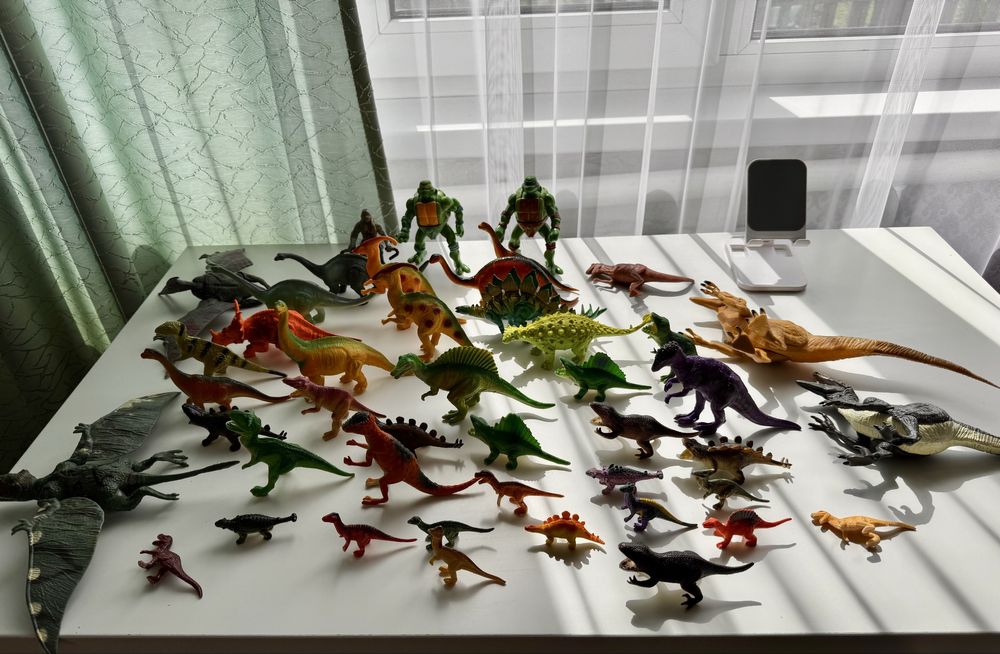 Продам игрушки- динозавров