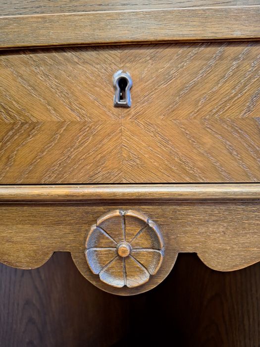 Винтидж ъглов шкаф с богата дърворезба