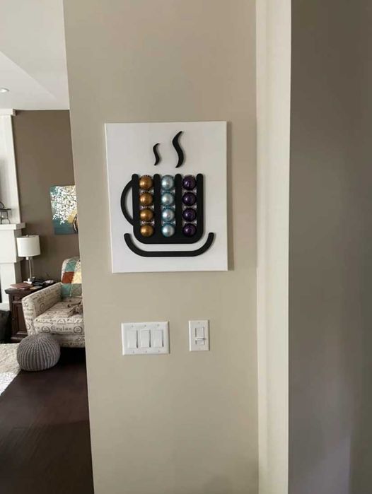 Dispenser de capsule Nespresso Vertuo în formă de cană