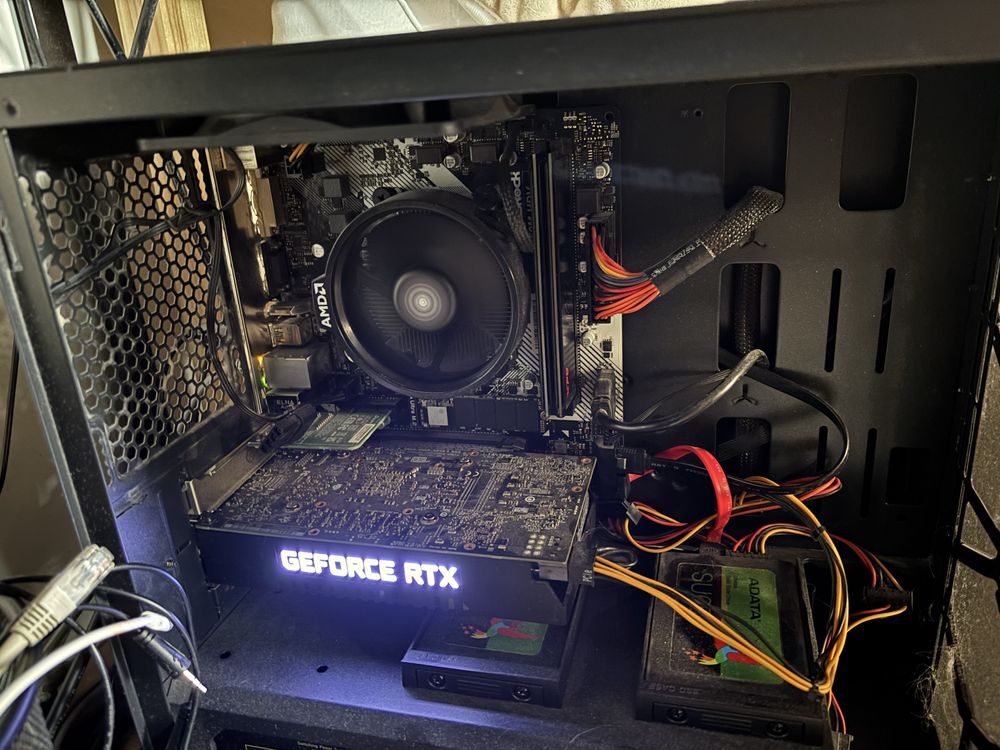 Геймърски setup  с RTX 2060 Super, Ryzen 5 5500 и 1 TB storage