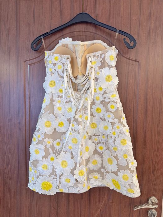 Бяла рокля с цветя