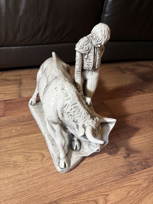 Statuetă toreador și taur – C. Vacca, sculptura piatra, stil spaniol