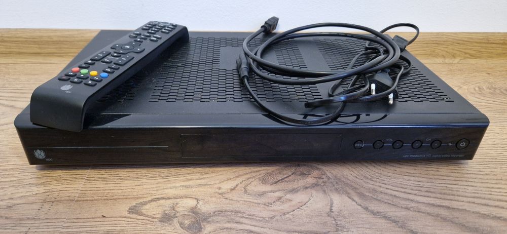 Dispozitivul este un receptor TV digital set top box marca Cisco