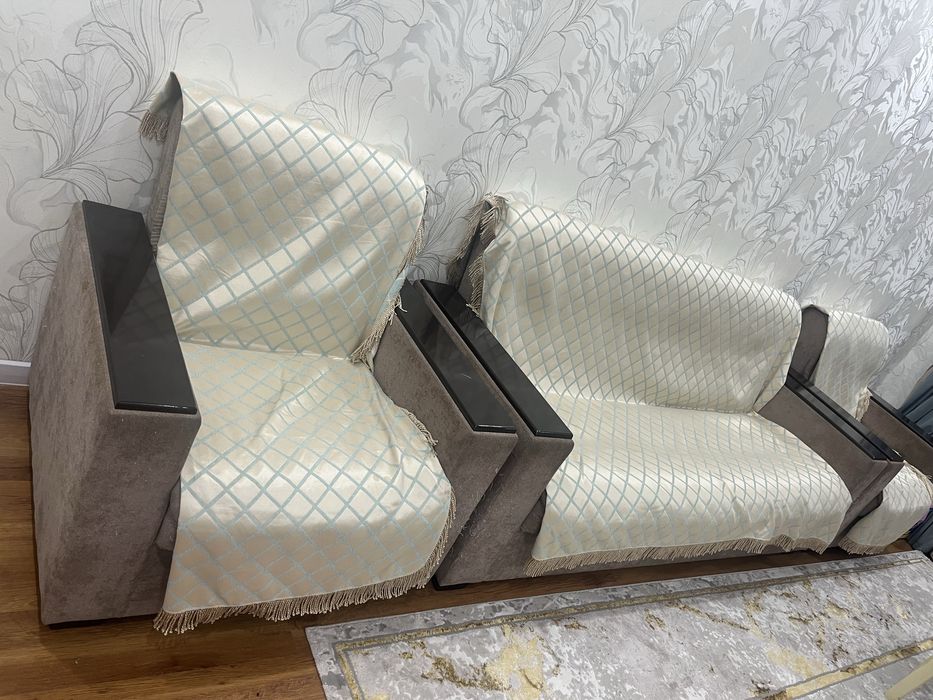 Продам диван с двумя креслами