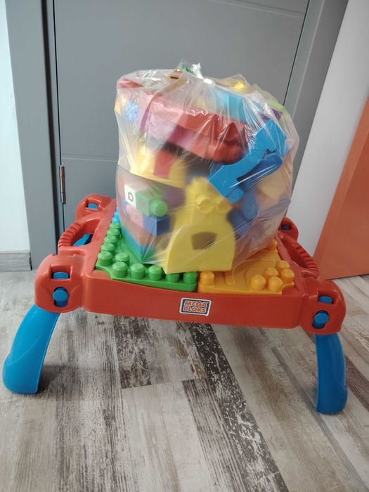 Masa copii Mega Bloks cu figurine și cuburi