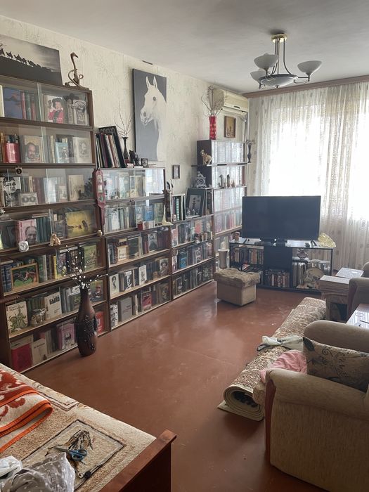 Продаю двух комнатную квартиру в 7микр 18 доме