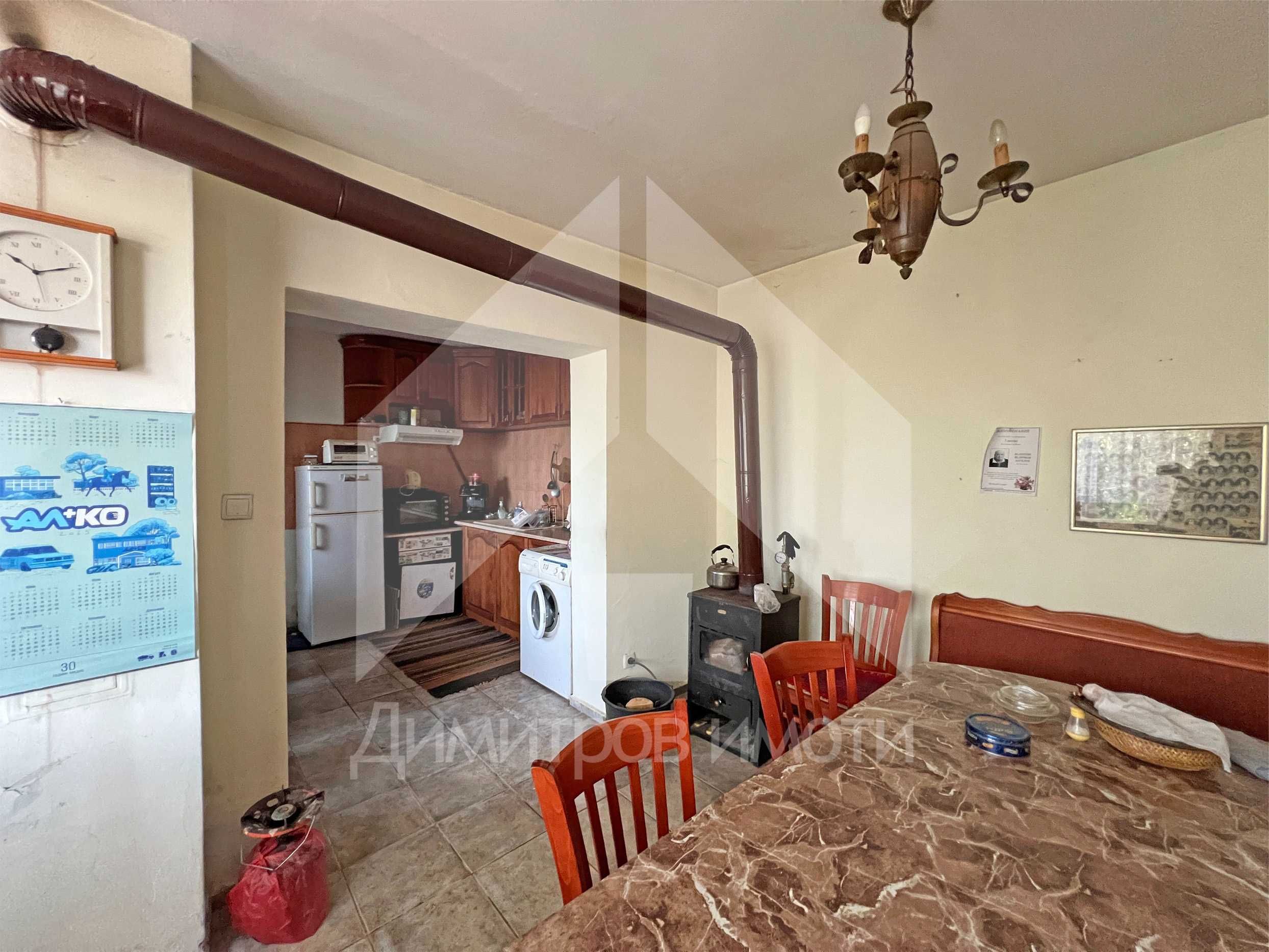 Продава се имение с площ от 4,5 дка в с. Войвода (общ. Нови пазар).