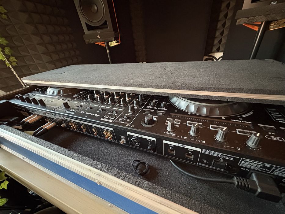 Consola DJ Pioneer DDJ RZ + Flight Case