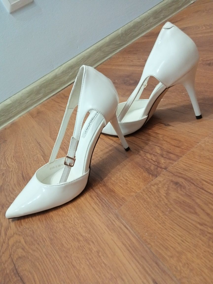 Белые лакированные туфли