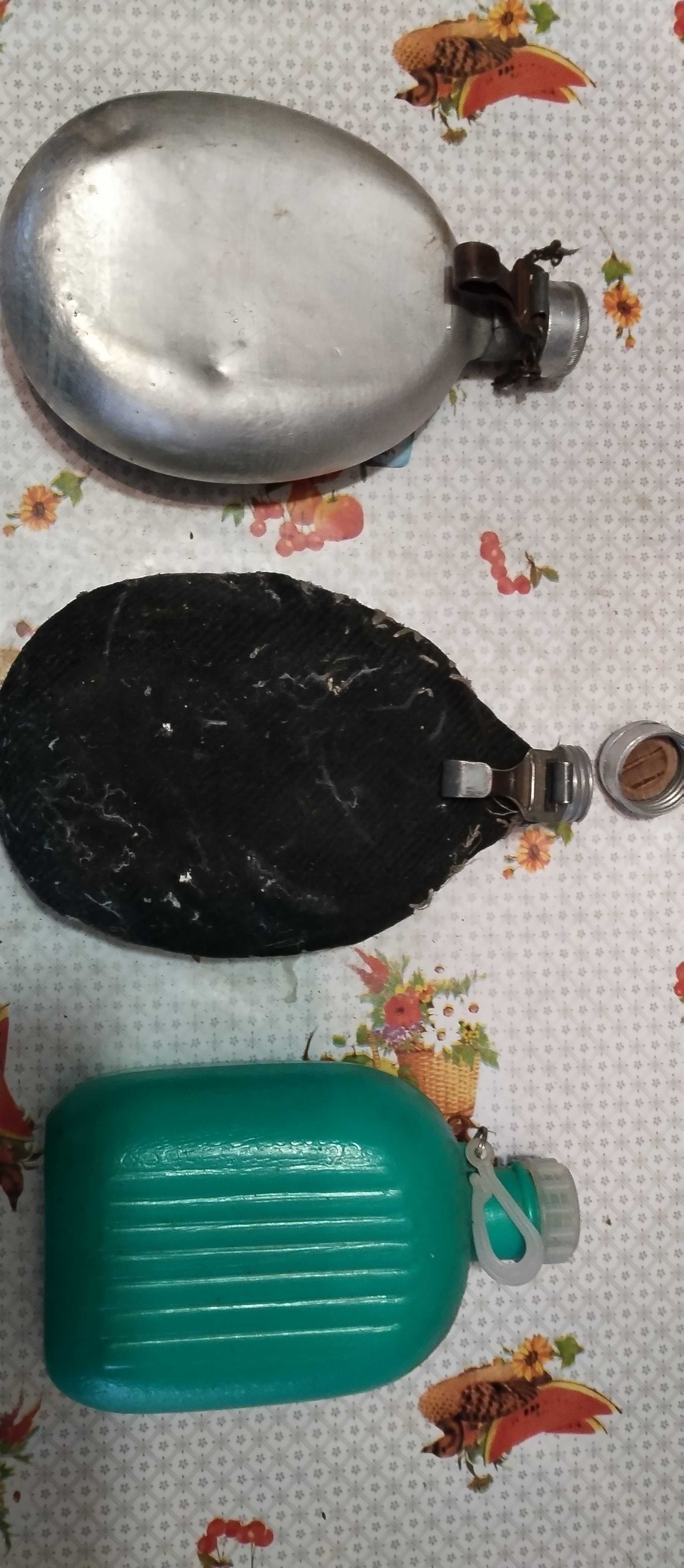 3 манерки за вода и 5 стъклени бутилки 0.7л със дървена стълба