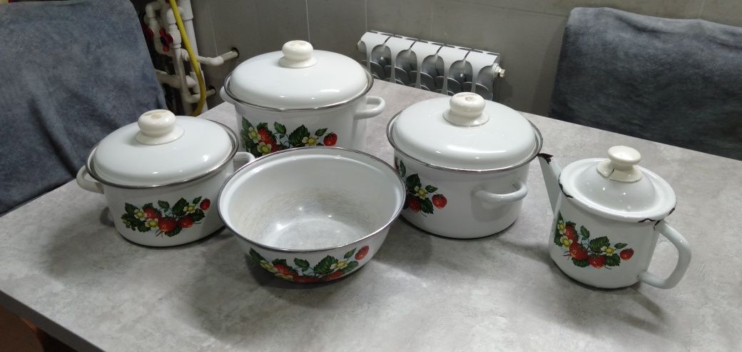 Набор эмалированной посуды