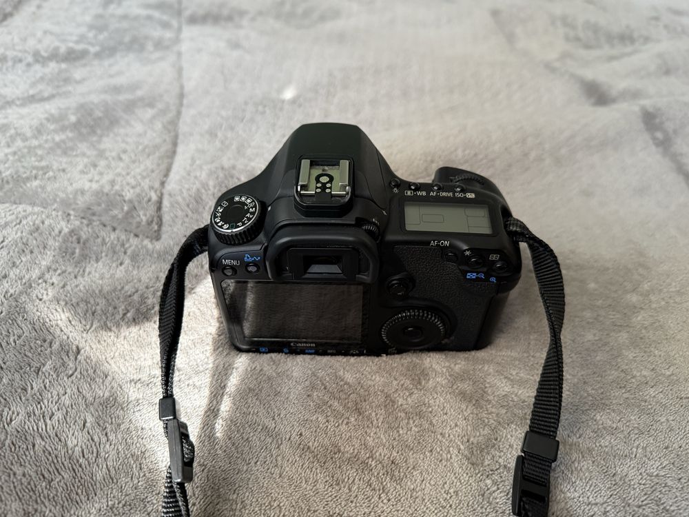 Продавам фотоапарат Canon 40D