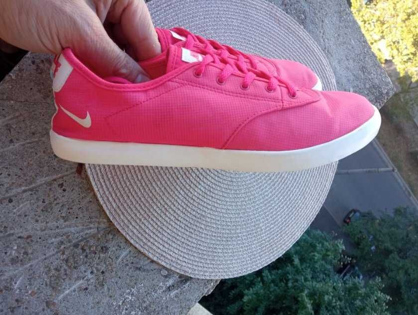 Tenisi Nike, mar.39,UK 5.5 (25 cm) made in Vietnam.