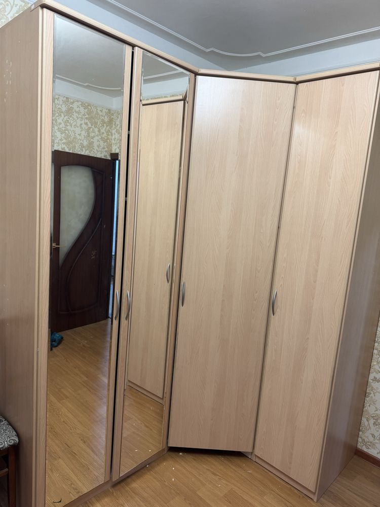 Продается шифоньер угловой.