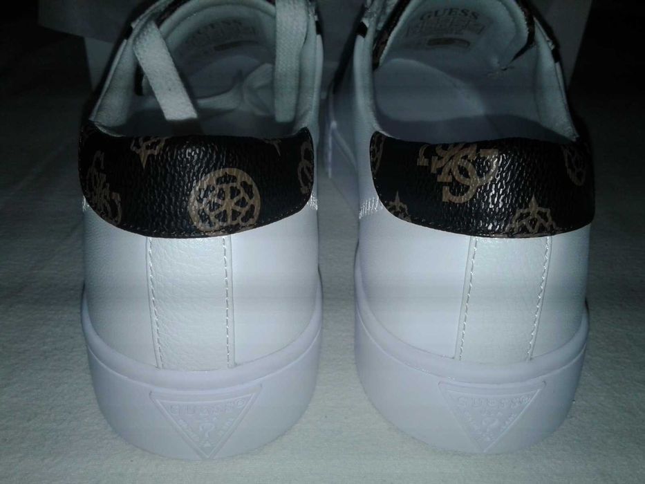 Adidasi din piele albi, marca Guess marime 39, noi, nefolositi
