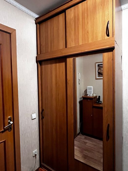 Продам шифоньер для прихожей с зеркалом