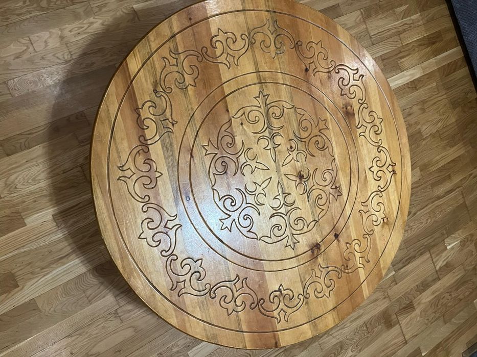 Круглый стол с казахским орнаментом