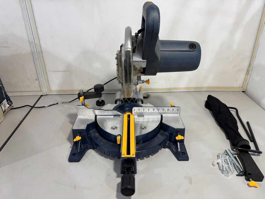 Циркуляр пендула - Titan 1800W / 210mm