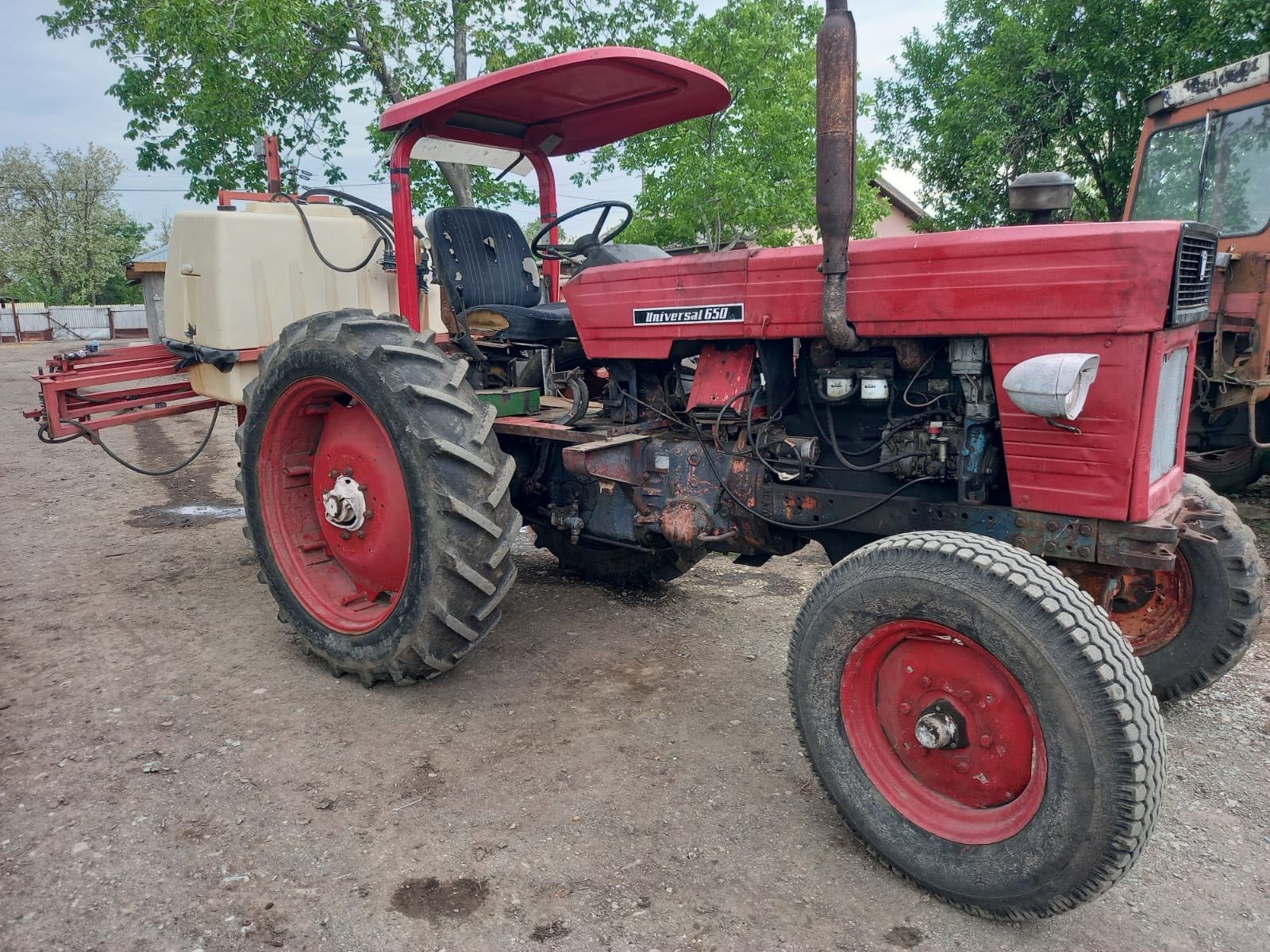 tractor u650 în stare foarte bună +plug +met +prasitoare