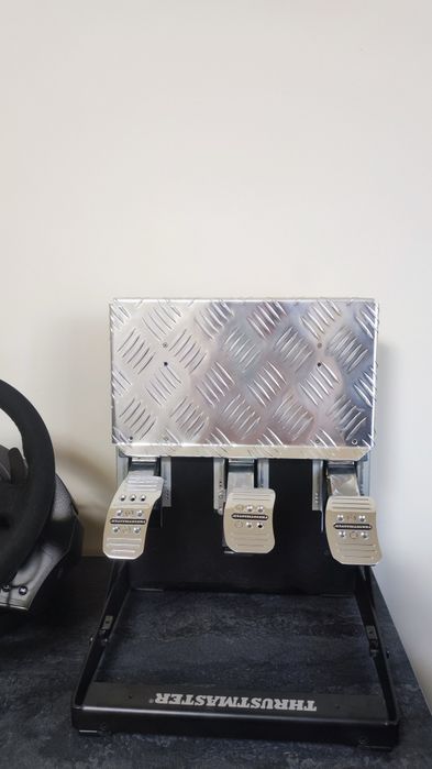 Волан Thrustmaster T300 Ferrari Alcantara + T3PA Pro педали- като нов