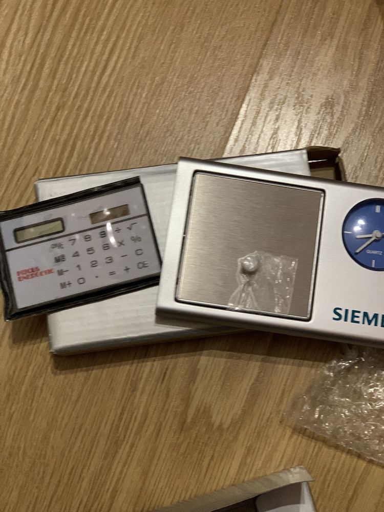 Ceas de birou Siemens cu tablita magnetica si calculator