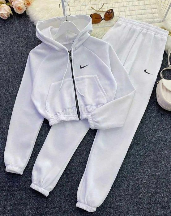 Nike Дамски Спортни Екипи (S-L) Различни Цветове