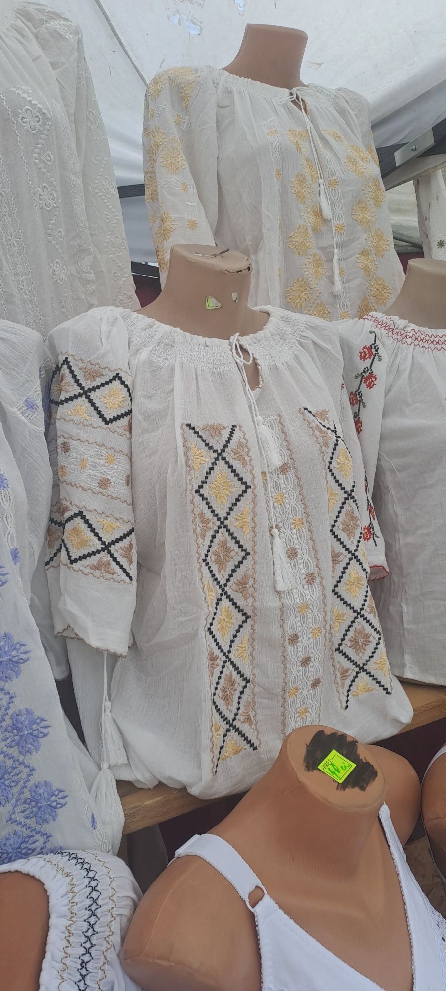 Vând ii tradiționale lucrate manual din diferite zone ale țării.