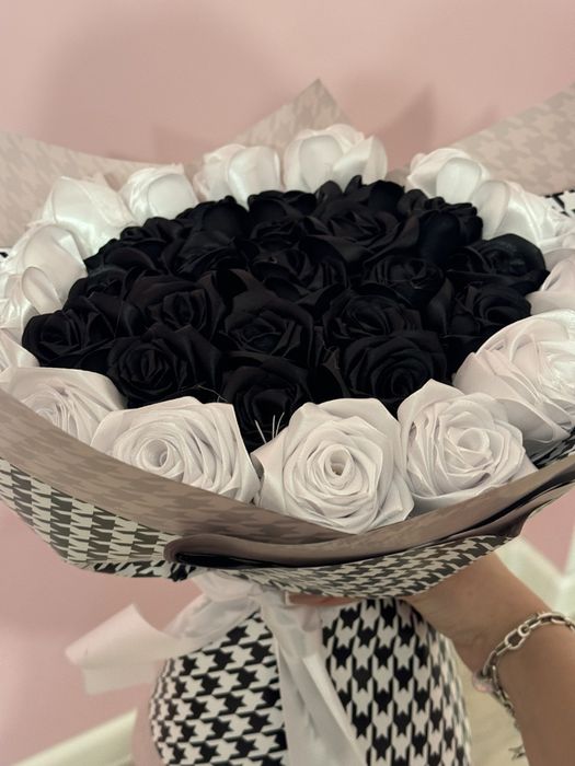 Букет из атласных роз