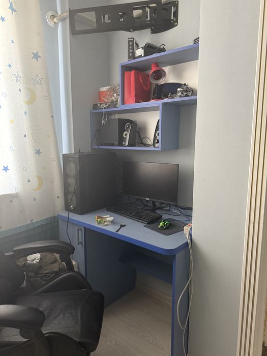 Отдам компьютерный стол и полки