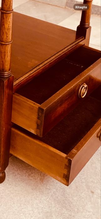 Антикварна масичка / нощно шкафче – масивно дърво, около 1900–1930 г.