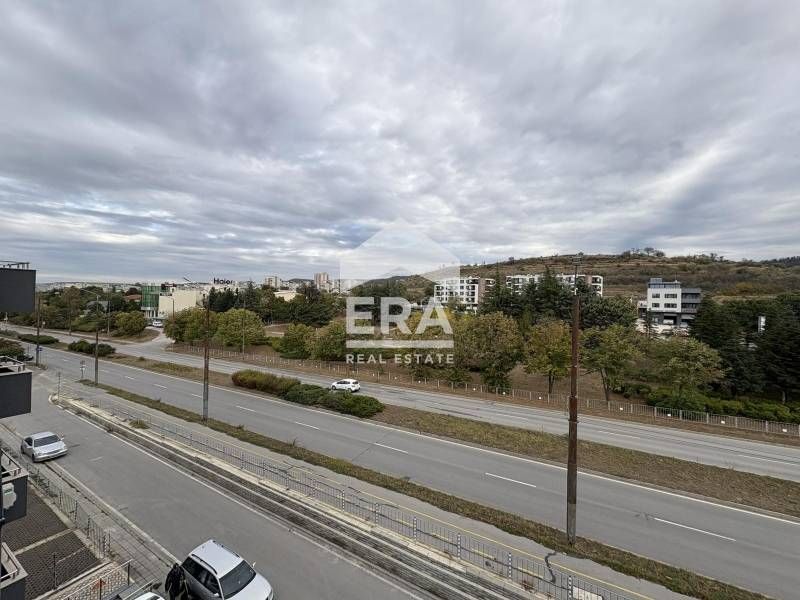 Ексклузивен тристаен апартамент с ТЕЦ за продажба с открито паркомясто