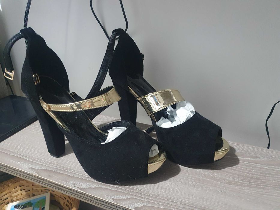 Tocuri negre marca SHEIN