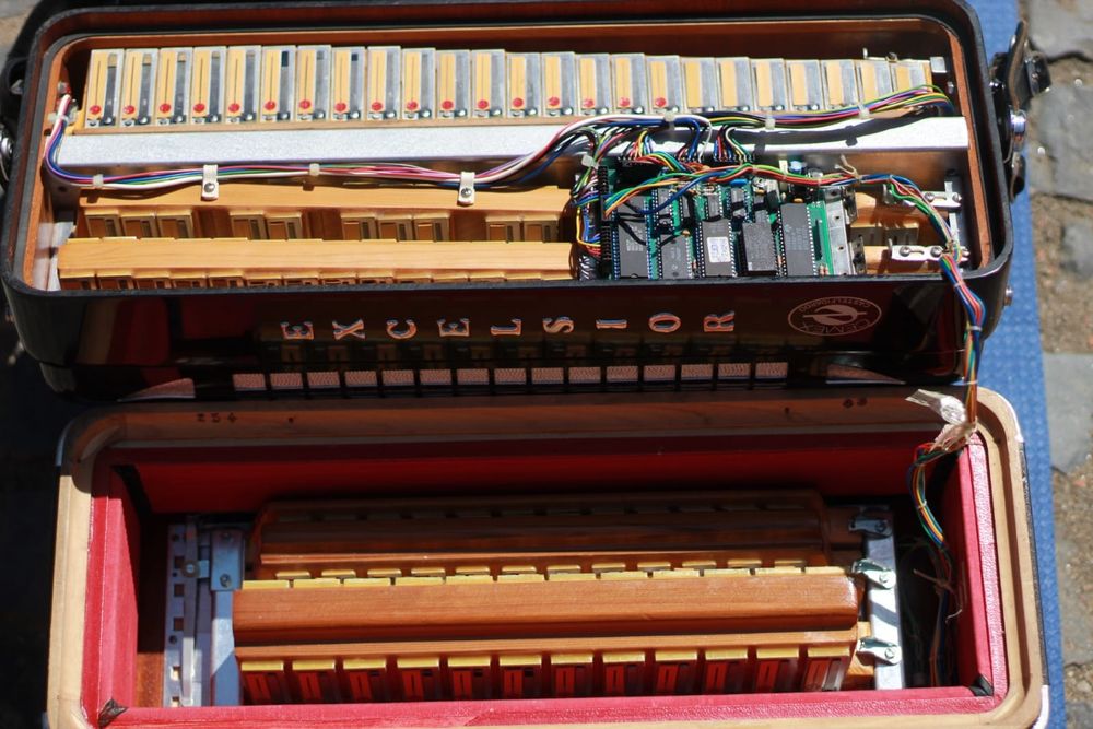 Vând acordeon exelsior profesional midivox model 740.