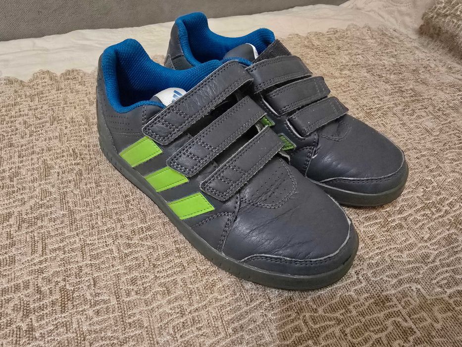 Adidași copii, marime 34, marca Adidas, stare foarte buna.