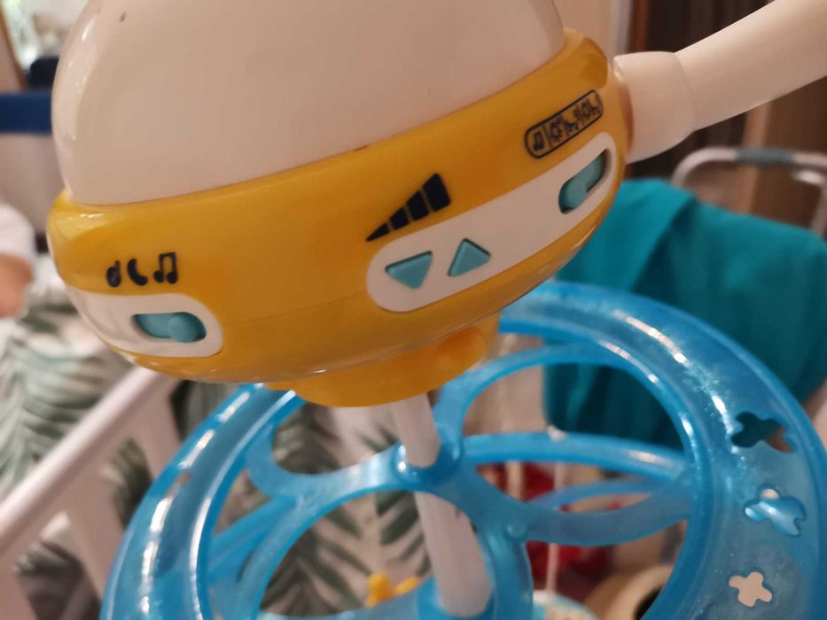 Carusel muzical si lumini pentru patut